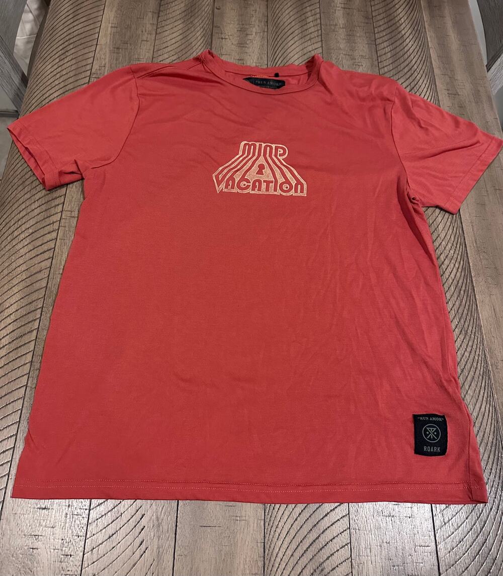 Roark Run Amok Mens Large Mind Vacation Drirelease Shirt Terracotta Red Graphic